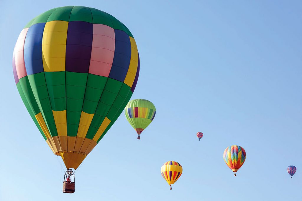 Bilden visar luftballonger sex luftballonger som flyger högt upp i det blå